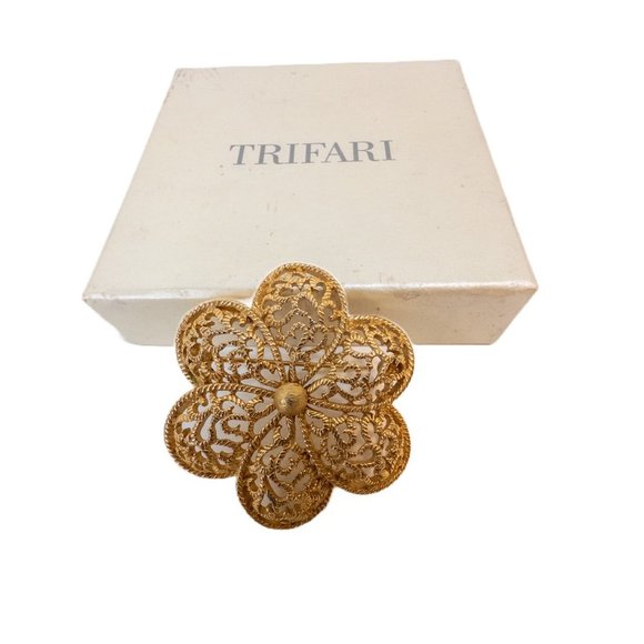 Vintage Trifari Crown Open Work Flower Signed Filigree Gold Tone Brooch Pin - Picture 4 of 7